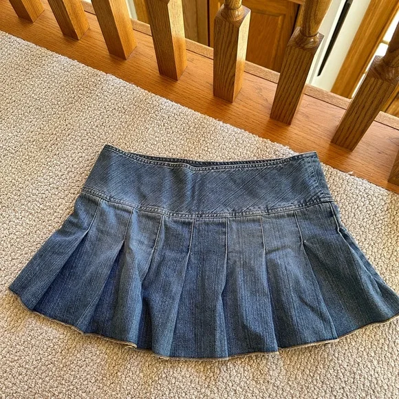 SOLD Vintage 2000’s Aeropostale Pleated Denim Skirt - Picture 5 of 6